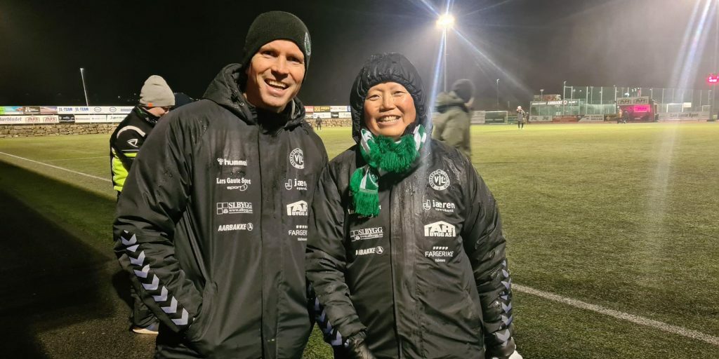 Solfrid Kydland mottar Einar Håland Minnefond av styreleder Morten Jelsa